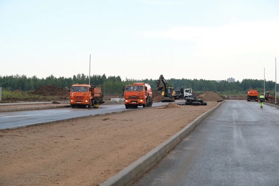 Глава Минстроя России Ирек Файзуллин в рамках рабочей поездки в Великий Новгород ознакомился с ключевыми строительными площадками региона