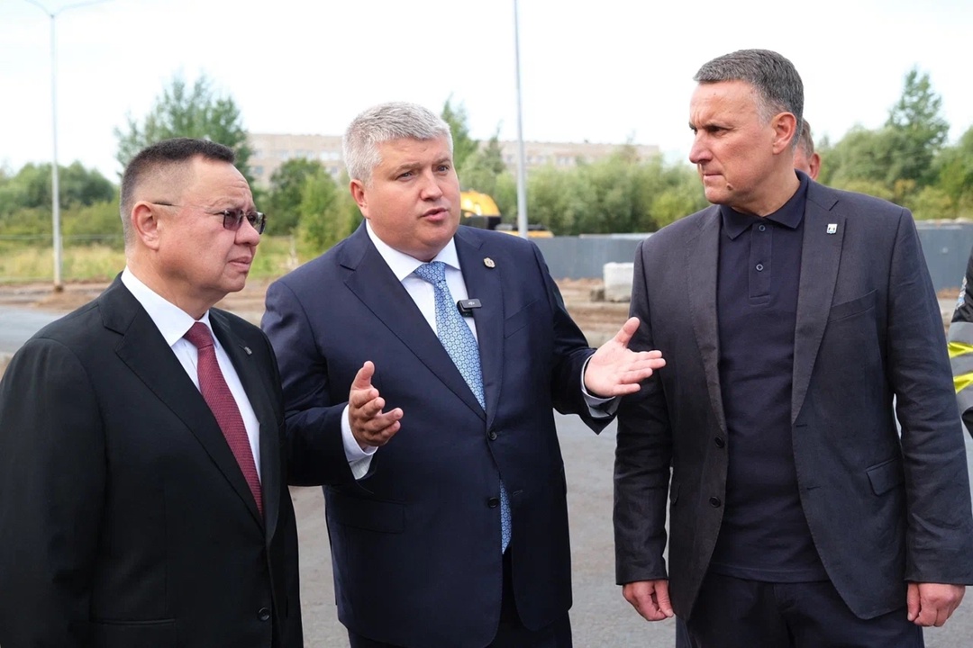 Глава Минстроя России Ирек Файзуллин в рамках рабочей поездки в Великий Новгород ознакомился с ключевыми строительными площадками региона