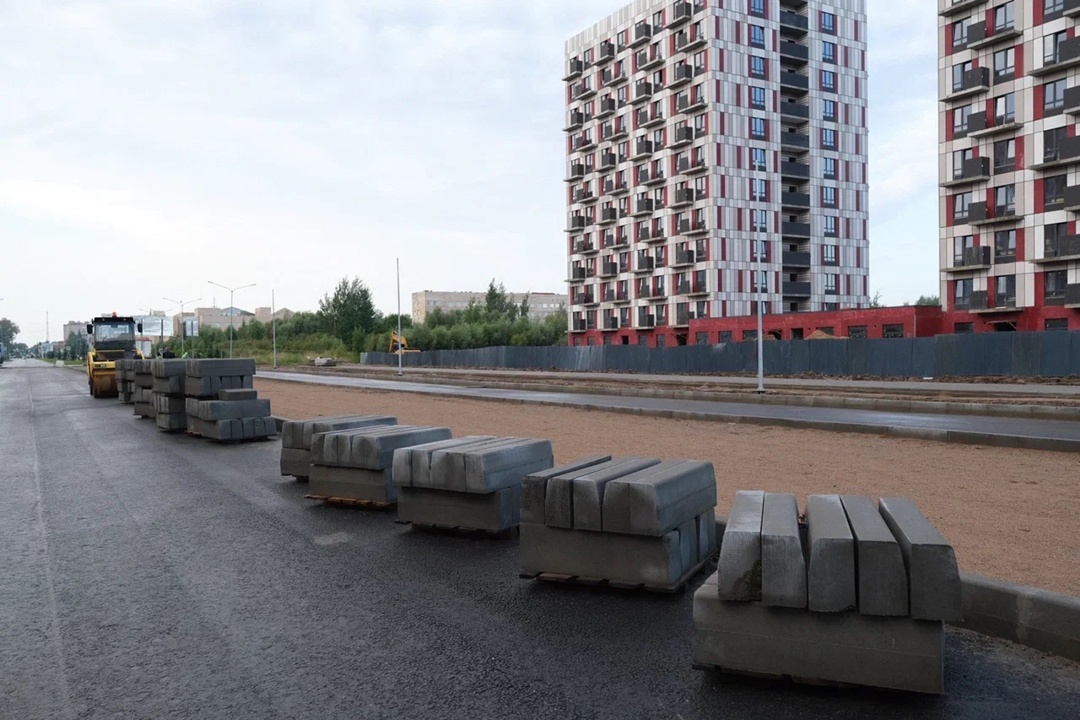 Глава Минстроя России Ирек Файзуллин в рамках рабочей поездки в Великий Новгород ознакомился с ключевыми строительными площадками региона