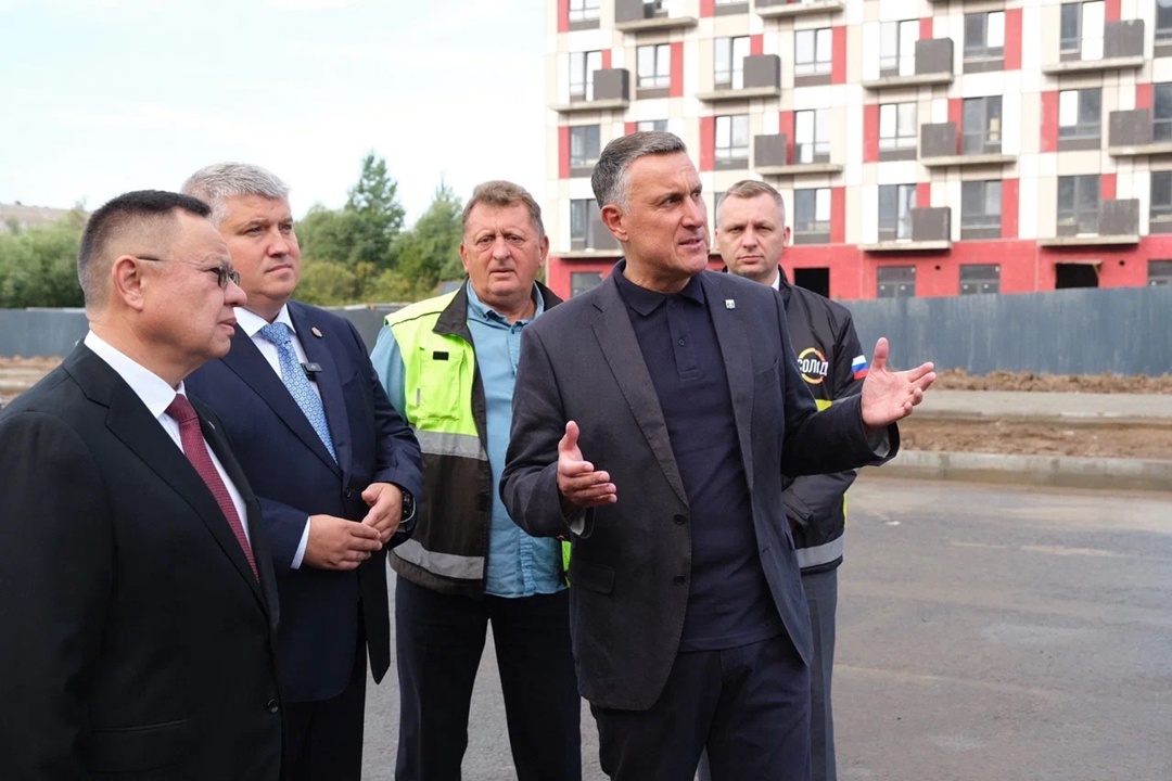 Глава Минстроя России Ирек Файзуллин в рамках рабочей поездки в Великий Новгород ознакомился с ключевыми строительными площадками региона