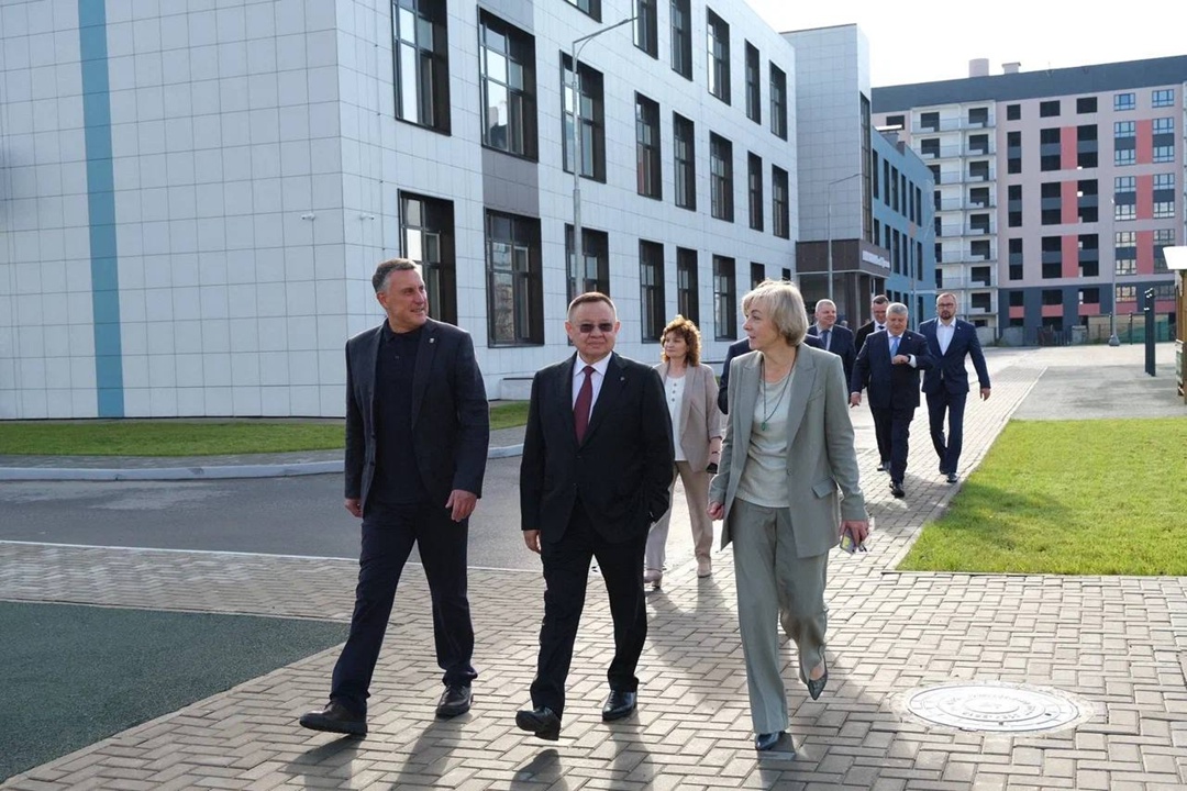 Министр строительства и ЖКХ РФ Ирек Файзуллин в рамках рабочей поездки в Новгородскую область посетил общеобразовательную школу