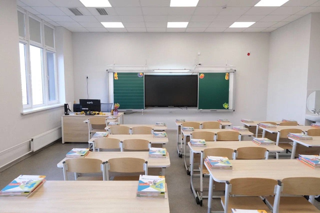 Министр строительства и ЖКХ РФ Ирек Файзуллин в рамках рабочей поездки в Новгородскую область посетил общеобразовательную школу