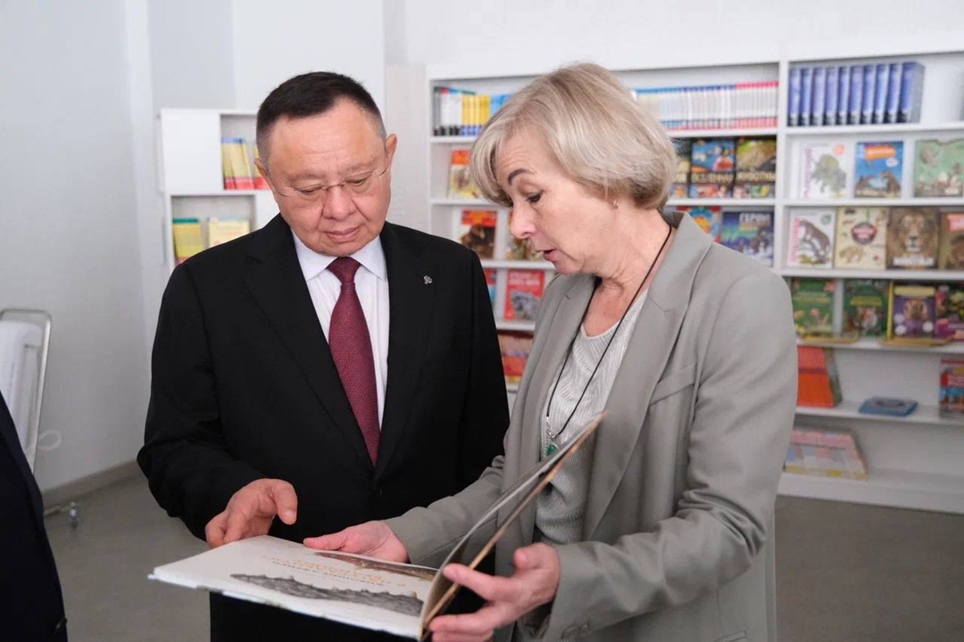 Министр строительства и ЖКХ РФ Ирек Файзуллин в рамках рабочей поездки в Новгородскую область посетил общеобразовательную школу