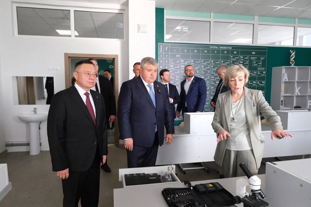 Министр строительства и ЖКХ РФ Ирек Файзуллин в рамках рабочей поездки в Новгородскую область посетил общеобразовательную школу