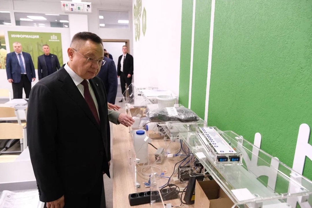 Министр строительства и ЖКХ РФ Ирек Файзуллин в рамках рабочей поездки в Новгородскую область посетил общеобразовательную школу