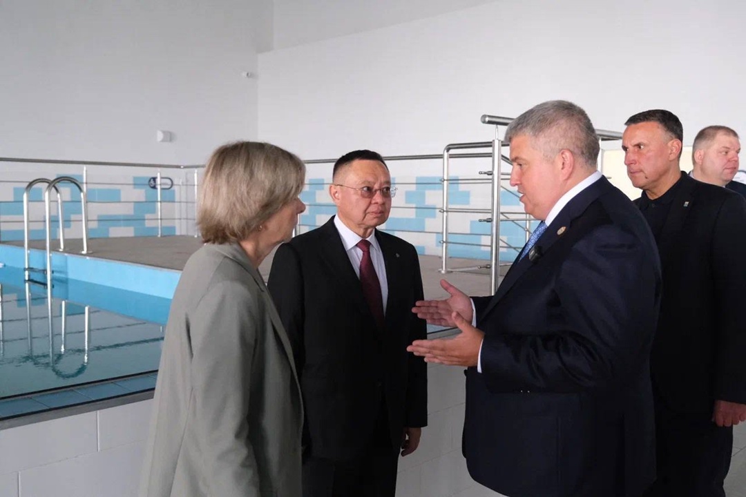 Министр строительства и ЖКХ РФ Ирек Файзуллин в рамках рабочей поездки в Новгородскую область посетил общеобразовательную школу