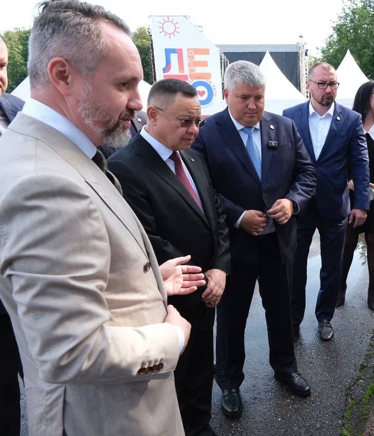 Министр строительства и ЖКХ РФ Ирек Файзуллин посетил площадь Победы-Софийской в Великом Новгороде