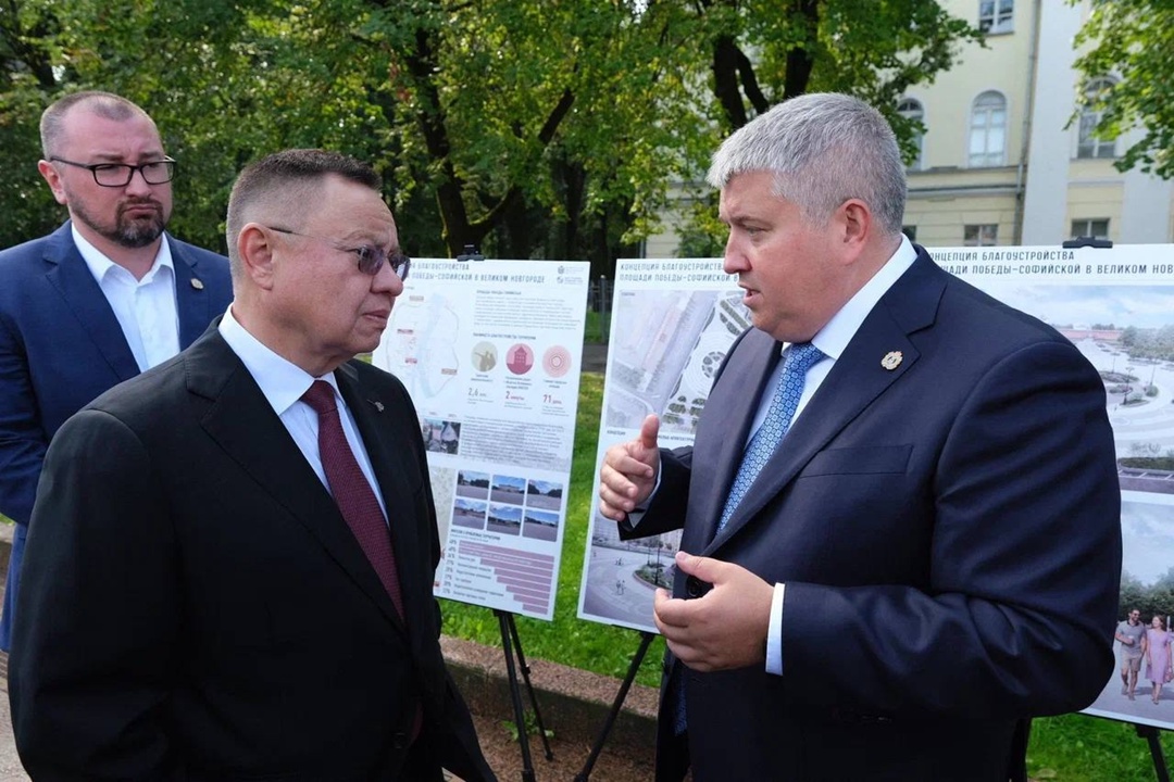 Министр строительства и ЖКХ РФ Ирек Файзуллин посетил площадь Победы-Софийской в Великом Новгороде