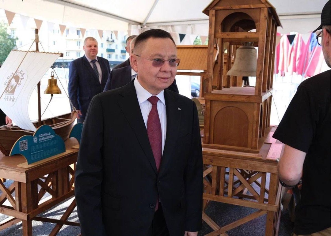 Министр строительства и ЖКХ РФ Ирек Файзуллин посетил площадь Победы-Софийской в Великом Новгороде