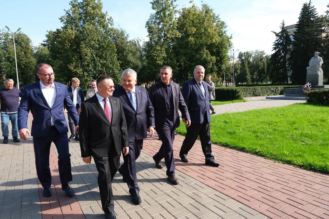 Министр строительства и ЖКХ РФ Ирек Файзуллин посетил площадь Победы-Софийской в Великом Новгороде