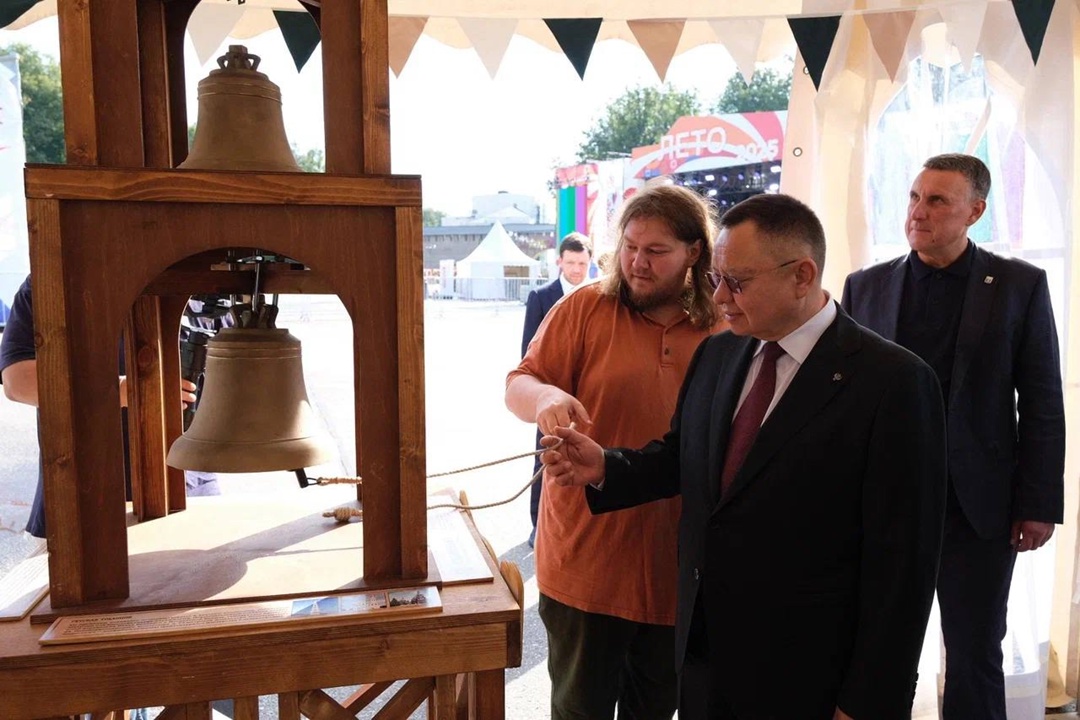 Министр строительства и ЖКХ РФ Ирек Файзуллин посетил площадь Победы-Софийской в Великом Новгороде