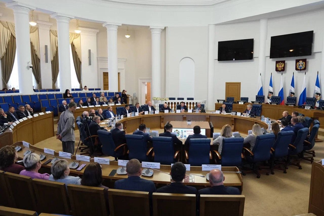 Глава Минстроя России Ирек Файзуллин и врио Губернатора Александр Дронов провели совещание по вопросам развития строительной отрасли и ЖКХ Новгородской области