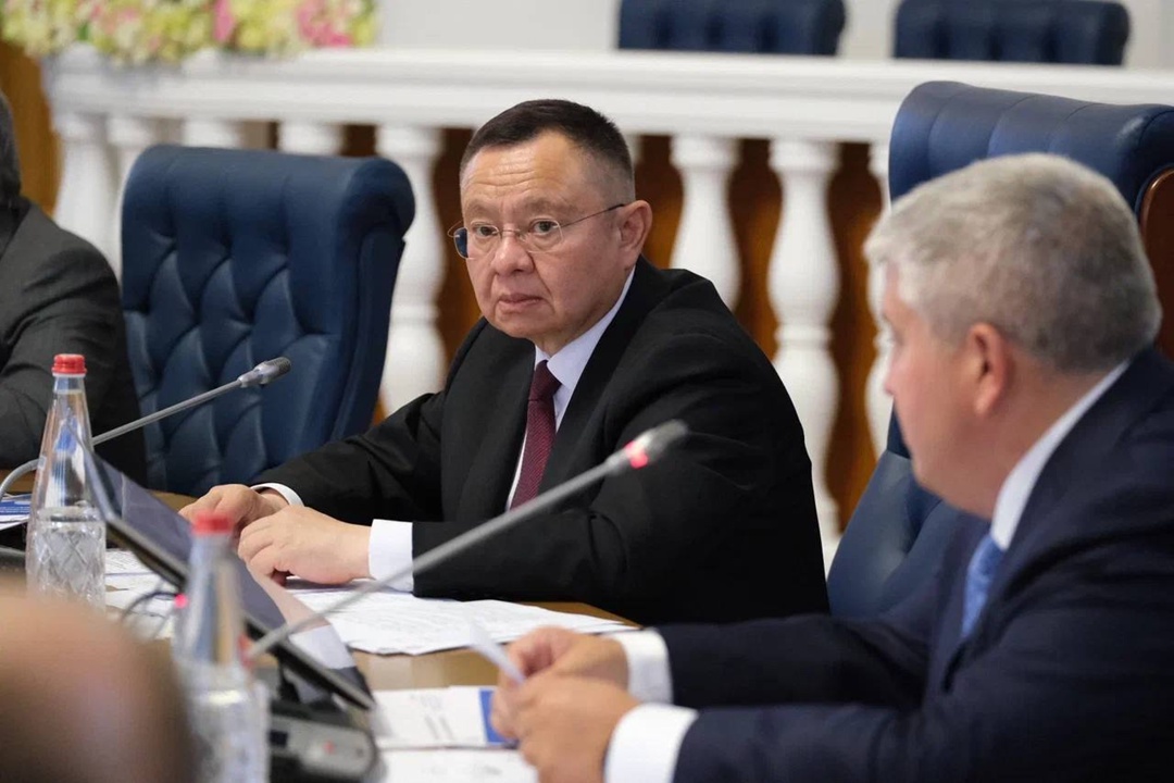 Глава Минстроя России Ирек Файзуллин и врио Губернатора Александр Дронов провели совещание по вопросам развития строительной отрасли и ЖКХ Новгородской области