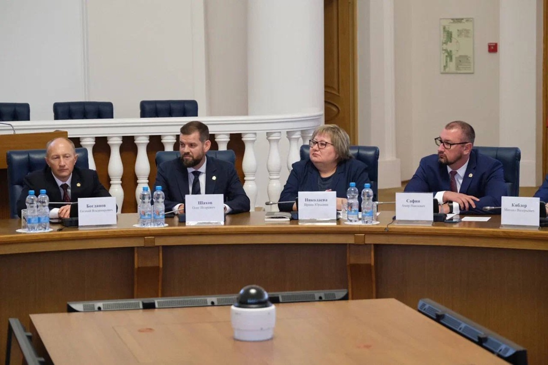 Глава Минстроя России Ирек Файзуллин и врио Губернатора Александр Дронов провели совещание по вопросам развития строительной отрасли и ЖКХ Новгородской области