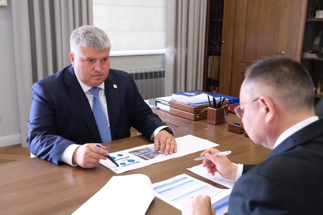 В Великом Новгороде состоялась рабочая встреча Главы Минстроя России Ирека Файзуллина с врио Губернатора Новгородской области Александром Дроновым