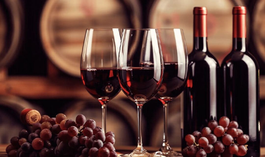 Интерес потребителей к российскому вину растет, сегодня более 60% вин на полках магазинов и в ресторанах - отечественного производства, сообщил Минсельхоз