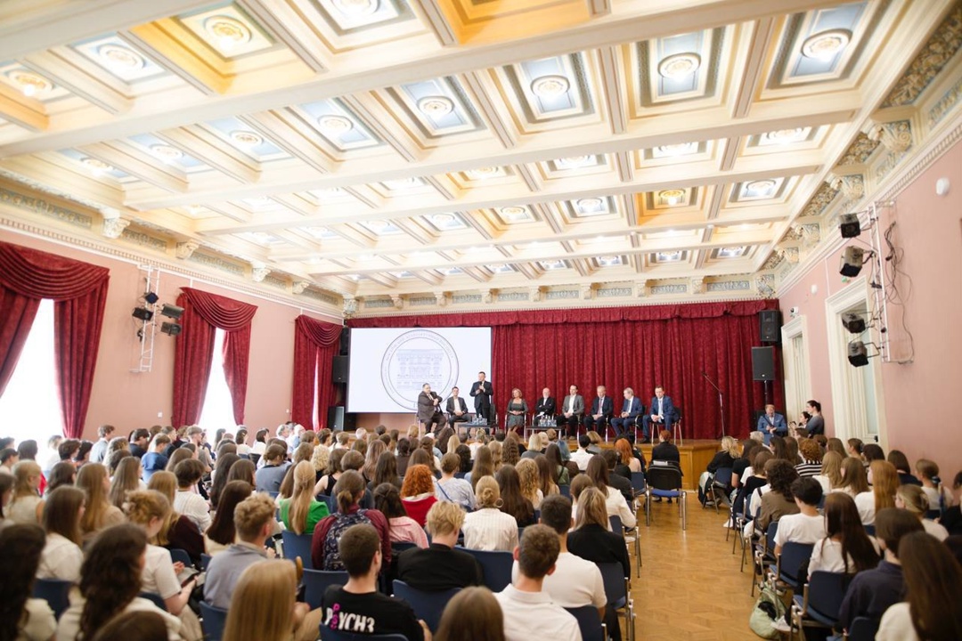 Глава Минстроя России Ирек Файзуллин поздравил студентов с началом нового учебного года