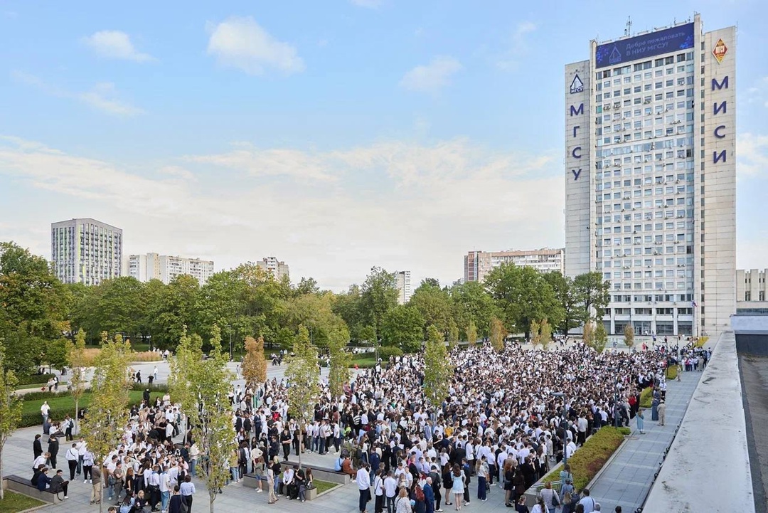 Глава Минстроя России Ирек Файзуллин поздравил студентов с началом нового учебного года