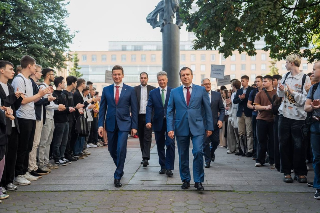 Команда Минтранса поздравила первокурсников и студентов с Днём Знаний