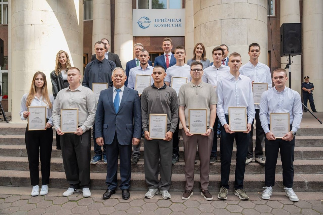 Команда Минтранса поздравила первокурсников и студентов с Днём Знаний