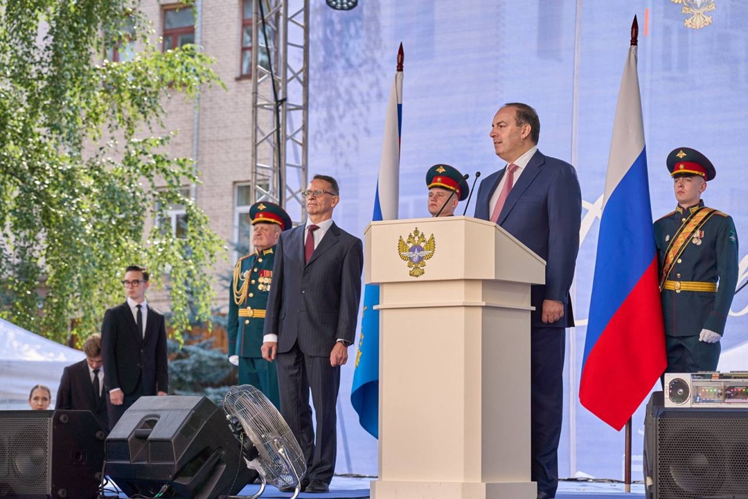 Команда Минтранса поздравила первокурсников и студентов с Днём Знаний