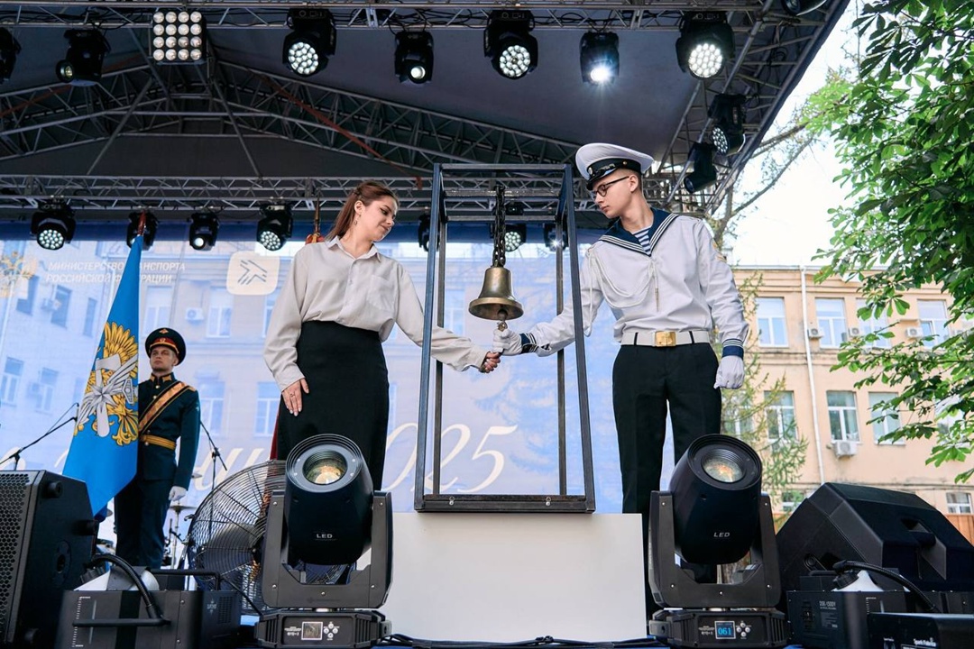 Команда Минтранса поздравила первокурсников и студентов с Днём Знаний