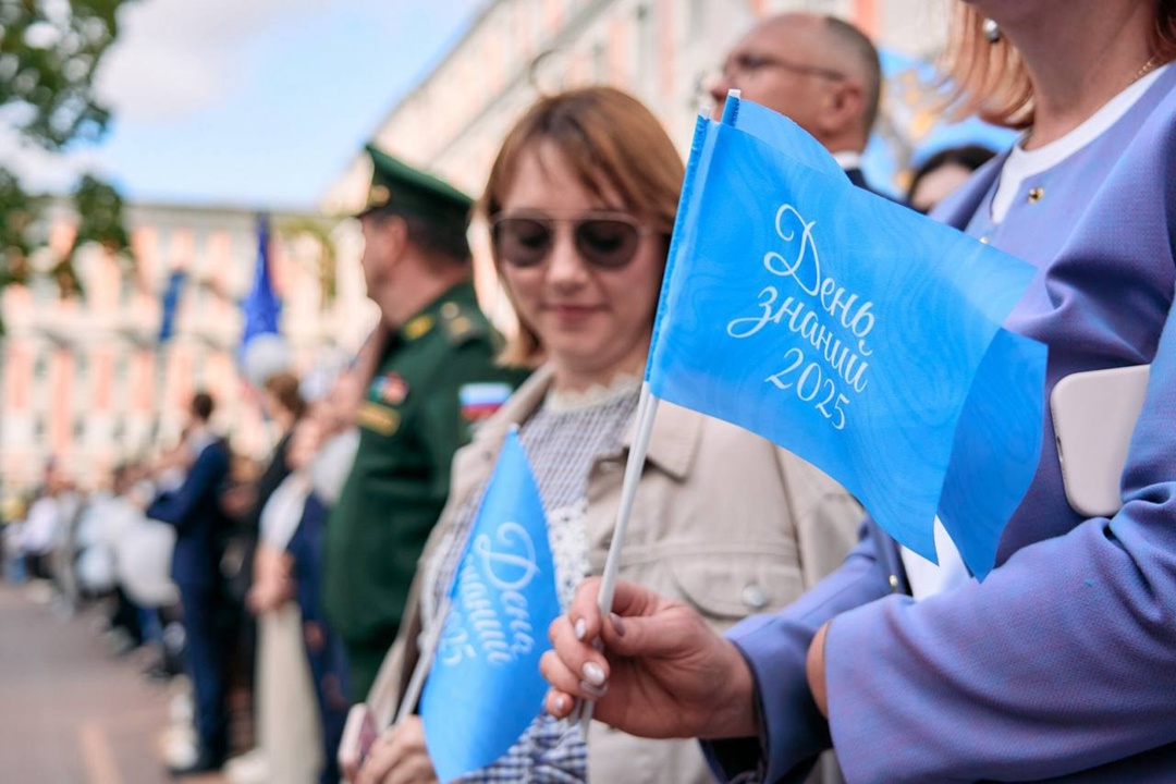 Команда Минтранса поздравила первокурсников и студентов с Днём Знаний