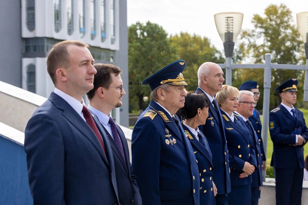 Команда Минтранса поздравила первокурсников и студентов с Днём Знаний