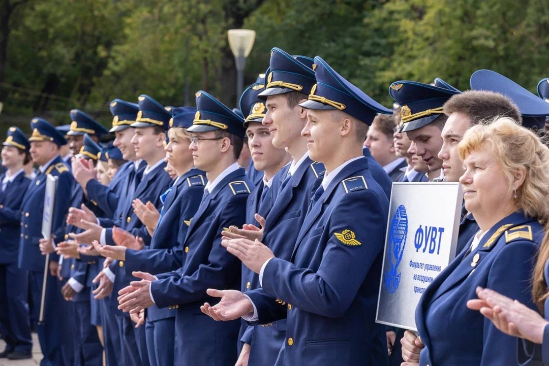 Команда Минтранса поздравила первокурсников и студентов с Днём Знаний