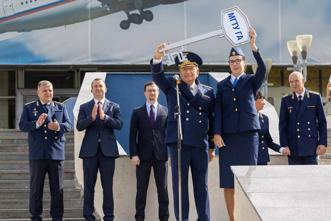 Команда Минтранса поздравила первокурсников и студентов с Днём Знаний