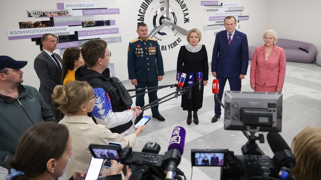 Председатель Совета Федерации Валентина Матвиенко обсудила с губернатором Ленинградской области Александром Дрозденко перспективы развития региона