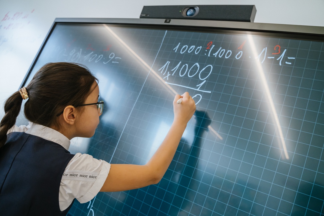 С Днём знаний! Сегодня по всей стране прозвенели первые звонки, открыли двери вузы и колледжи