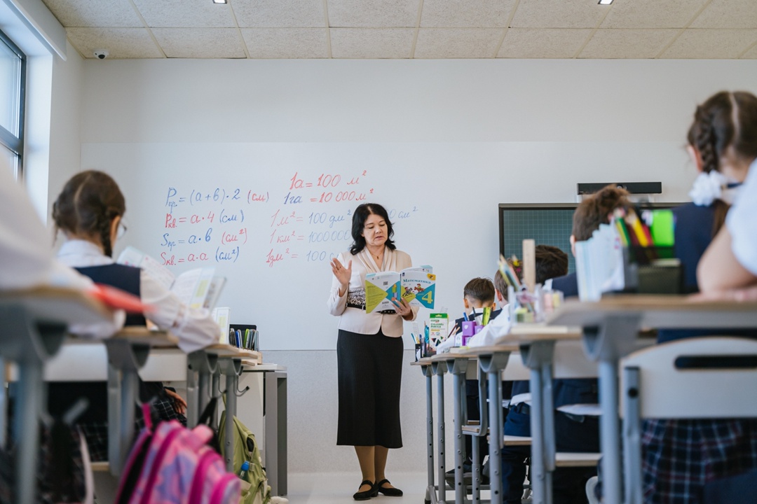 С Днём знаний! Сегодня по всей стране прозвенели первые звонки, открыли двери вузы и колледжи