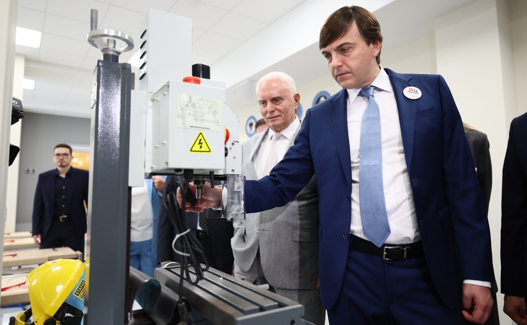 Сергей Кравцов ознакомился с работой образовательного центра «Ньютон» в Челябинске.