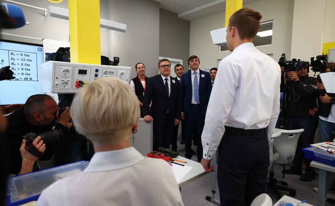 Сергей Кравцов ознакомился с работой образовательного центра «Ньютон» в Челябинске.