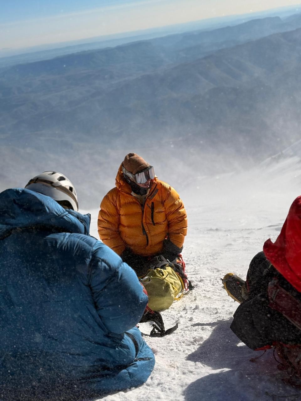 Один маршрут — две вершины Сложно? Да, но возможно — наш коллега Илья Хасанов доказал это, покорив снежные пики Казбека и Эльбруса