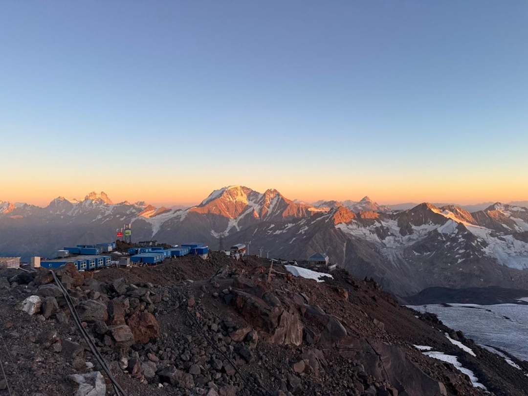 Один маршрут — две вершины Сложно? Да, но возможно — наш коллега Илья Хасанов доказал это, покорив снежные пики Казбека и Эльбруса