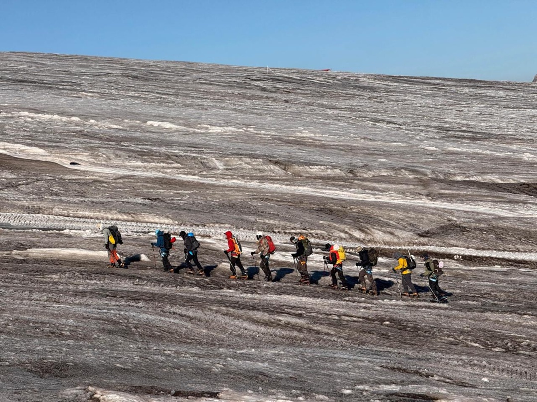 Один маршрут — две вершины Сложно? Да, но возможно — наш коллега Илья Хасанов доказал это, покорив снежные пики Казбека и Эльбруса