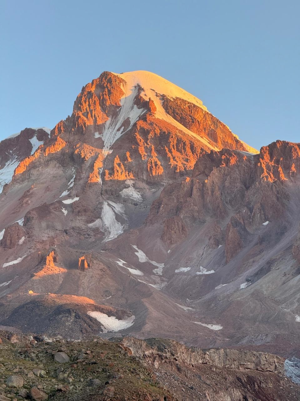 Один маршрут — две вершины Сложно? Да, но возможно — наш коллега Илья Хасанов доказал это, покорив снежные пики Казбека и Эльбруса