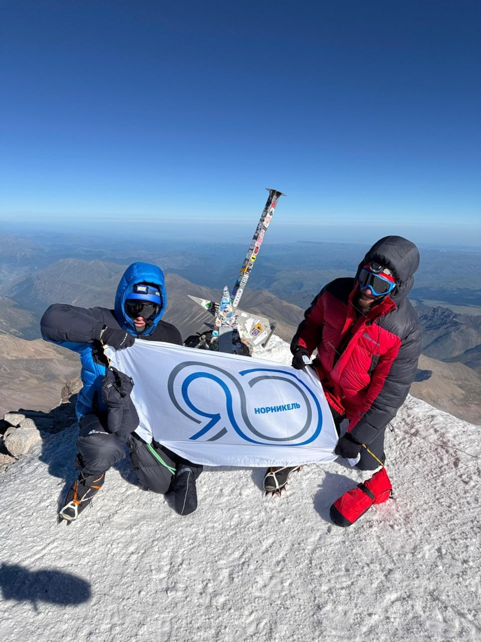 Один маршрут — две вершины Сложно? Да, но возможно — наш коллега Илья Хасанов доказал это, покорив снежные пики Казбека и Эльбруса