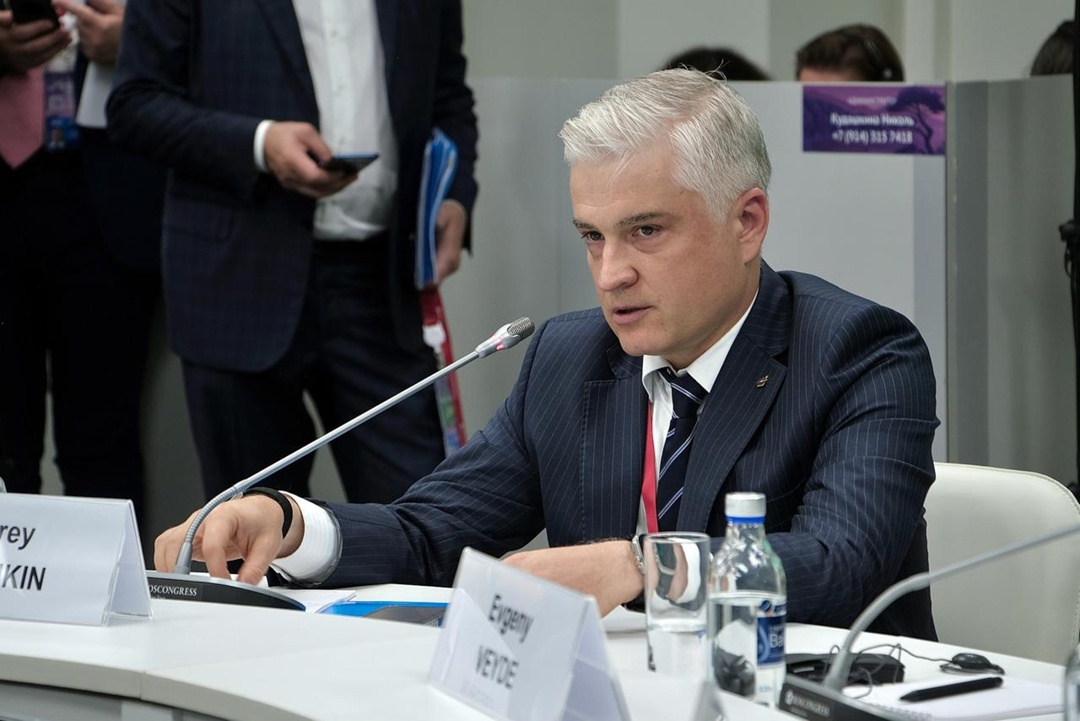 Решения для рыбной отрасли Гендиректор «Дальрефтранс» Андрей Гречкин выступил на двух сессиях ВЭФ и обозначил ключевые шаги для развития логистики рыбной…