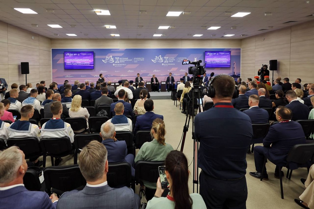 Виталий Савельев на Восточном экономическом форуме принял участие в сессии по реализации транспортных национальных проектов.