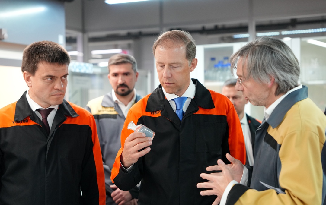 Денис Мантуров осмотрел первую отечественную поточную линию сборки космических аппаратов массой до 300 кг.