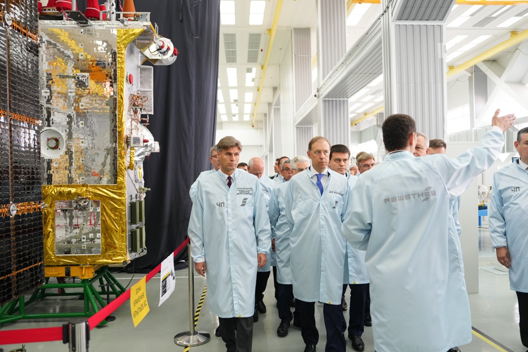 Денис Мантуров осмотрел первую отечественную поточную линию сборки космических аппаратов массой до 300 кг.