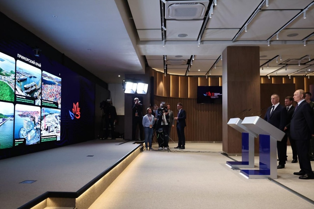 Владимир Путин на полях ВЭФ открыл ряд транспортных объектов на Дальнем Востоке.