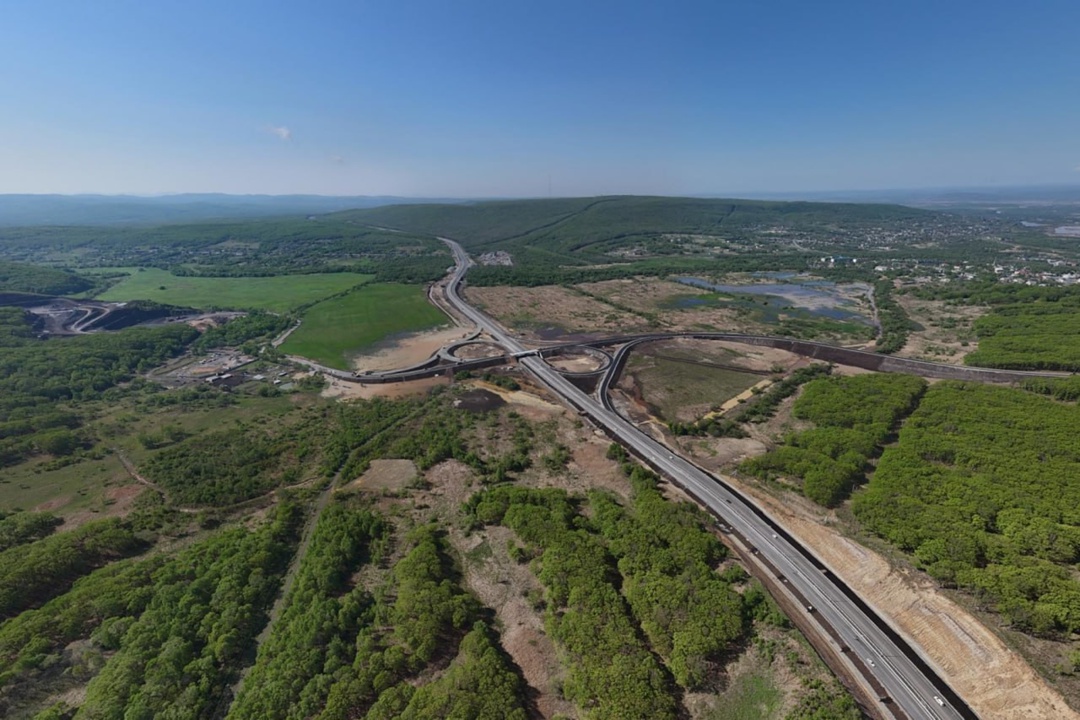 Владимир Путин на полях ВЭФ открыл ряд транспортных объектов на Дальнем Востоке.