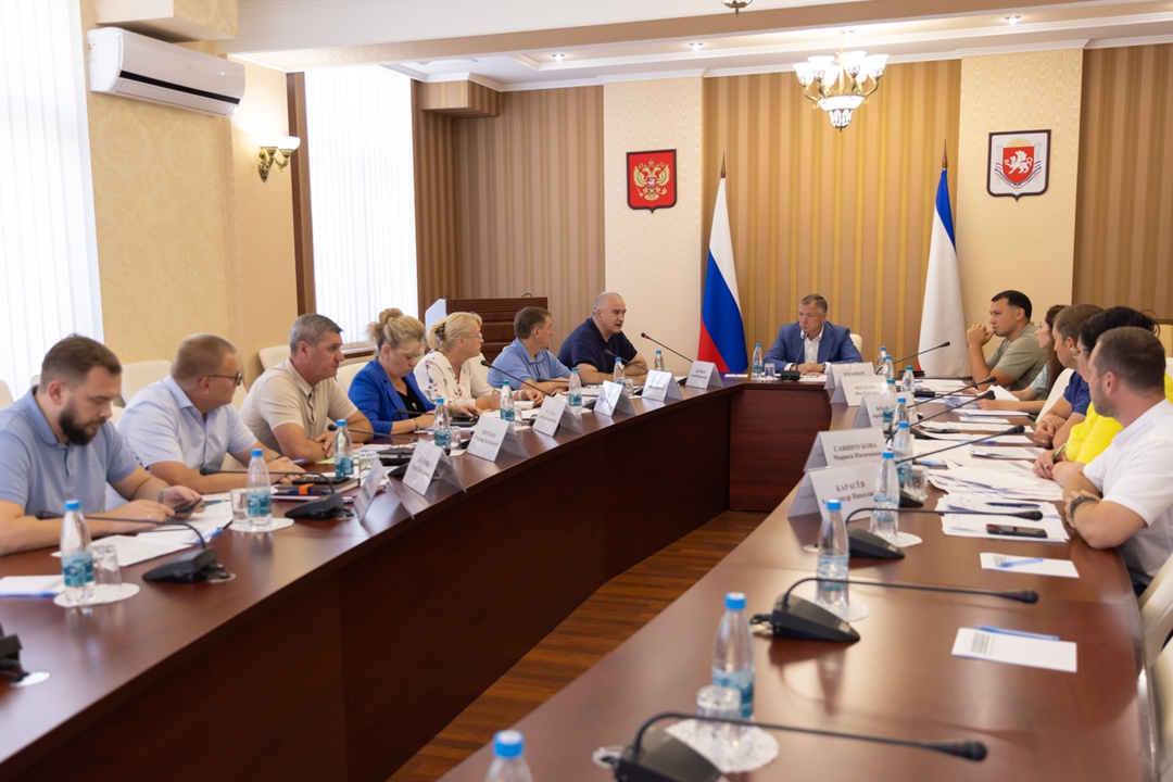 Марат Хуснуллин провел совещание по вопросам социально-экономического развития Крыма, а также рабочую встречу с главой республики Сергеем Аксеновым.