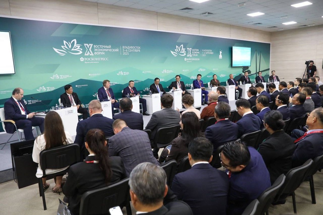 Министр строительства и ЖКХ РФ Ирек Файзуллин на Х Восточно экономическом форуме принял участие на бизнес-диалоге Россия-Лаос