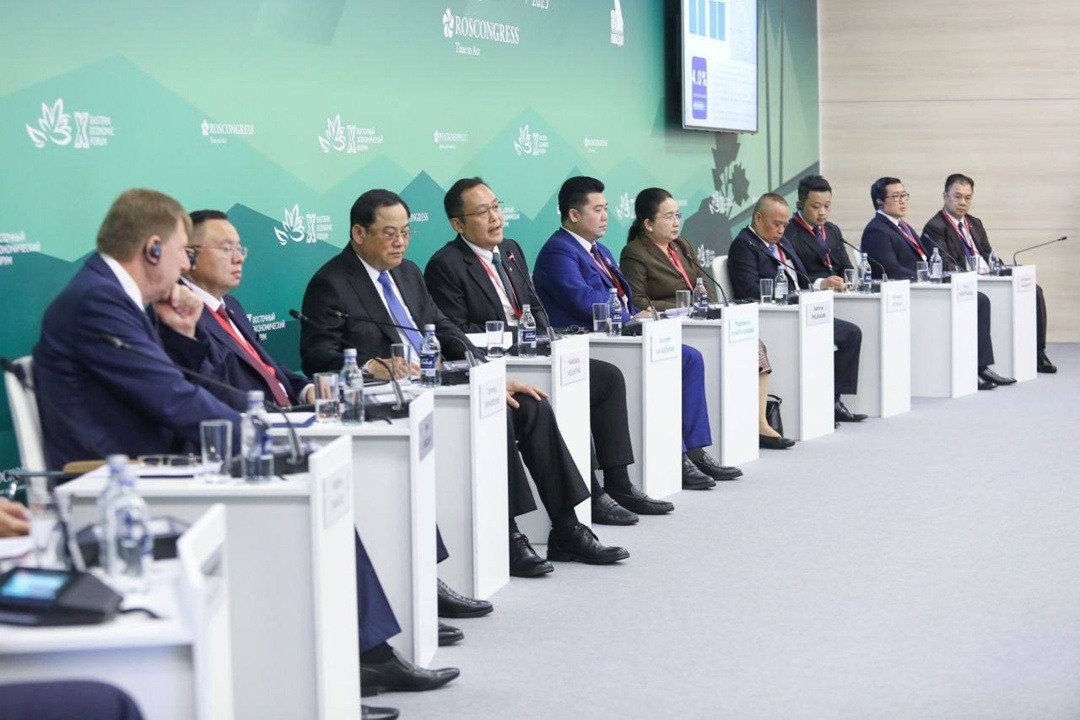 Министр строительства и ЖКХ РФ Ирек Файзуллин на Х Восточно экономическом форуме принял участие на бизнес-диалоге Россия-Лаос