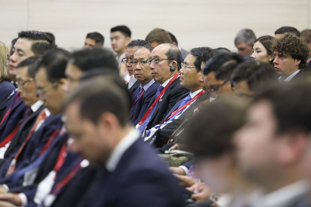 Министр строительства и ЖКХ РФ Ирек Файзуллин на Х Восточно экономическом форуме принял участие на бизнес-диалоге Россия-Лаос